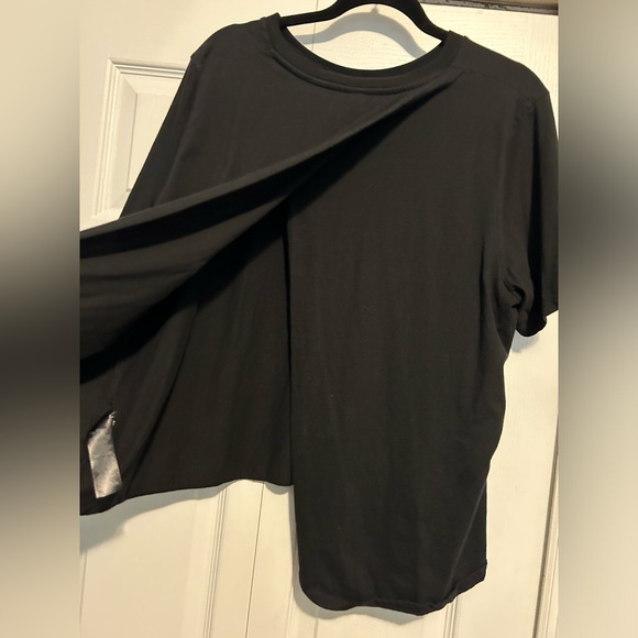 Black short sleeve split back top. - Picture 3 of 4